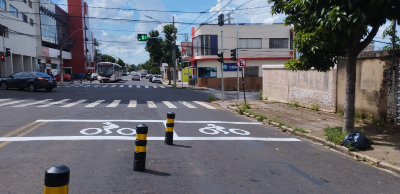 Áreas de espera para motos são implantadas nos semáforos das avenidas Imbiara, Senador Montandon e Getúlio Vargas